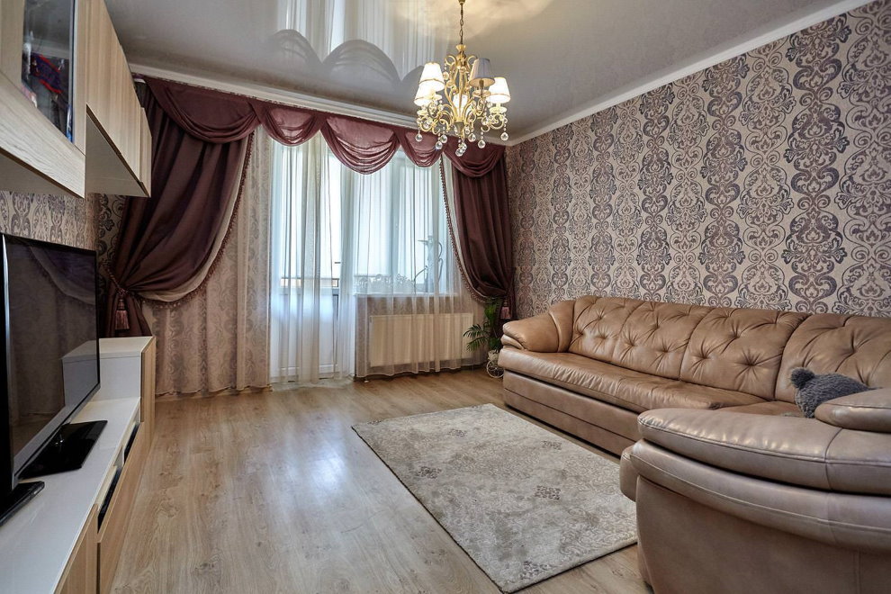 Decorazione di tende con un lambrequin di una finestra nella hall