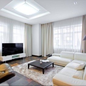 rideaux dans le hall sur deux idées de conception de fenêtres