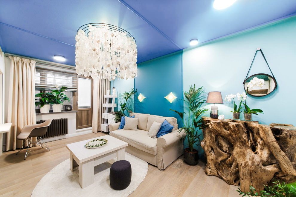 tavan pictat în sufragerie