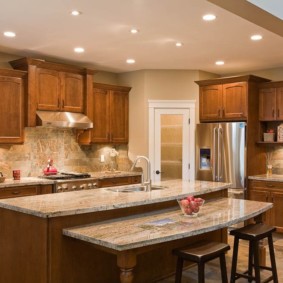 table en pierre artificielle dans la conception d'idées de cuisine