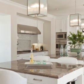 table en pierre artificielle dans le décor de la cuisine