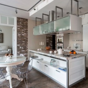 table en pierre artificielle dans la cuisine