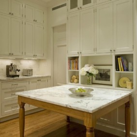 table en pierre artificielle à l'intérieur de la cuisine