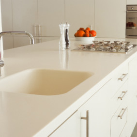 table en pierre artificielle dans la cuisine