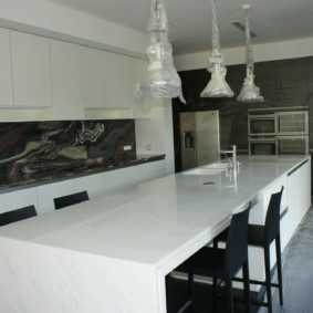 table en pierre artificielle dans la cuisine