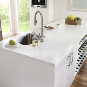 table en pierre artificielle dans la cuisine