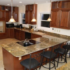 table en pierre artificielle dans les vues de la cuisine photo