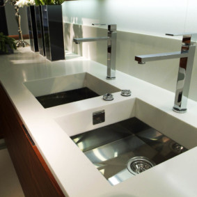 table en pierre artificielle dans la cuisine sortes d'idées