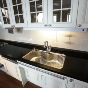 table en pierre artificielle dans la cuisine