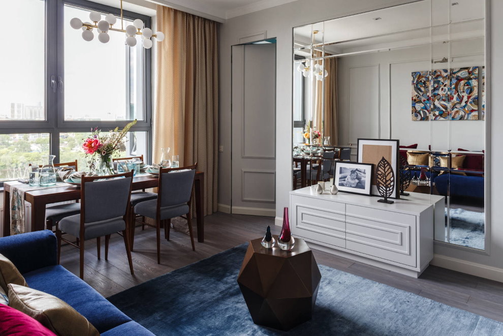 Essbereich vor einem großen Fenster.