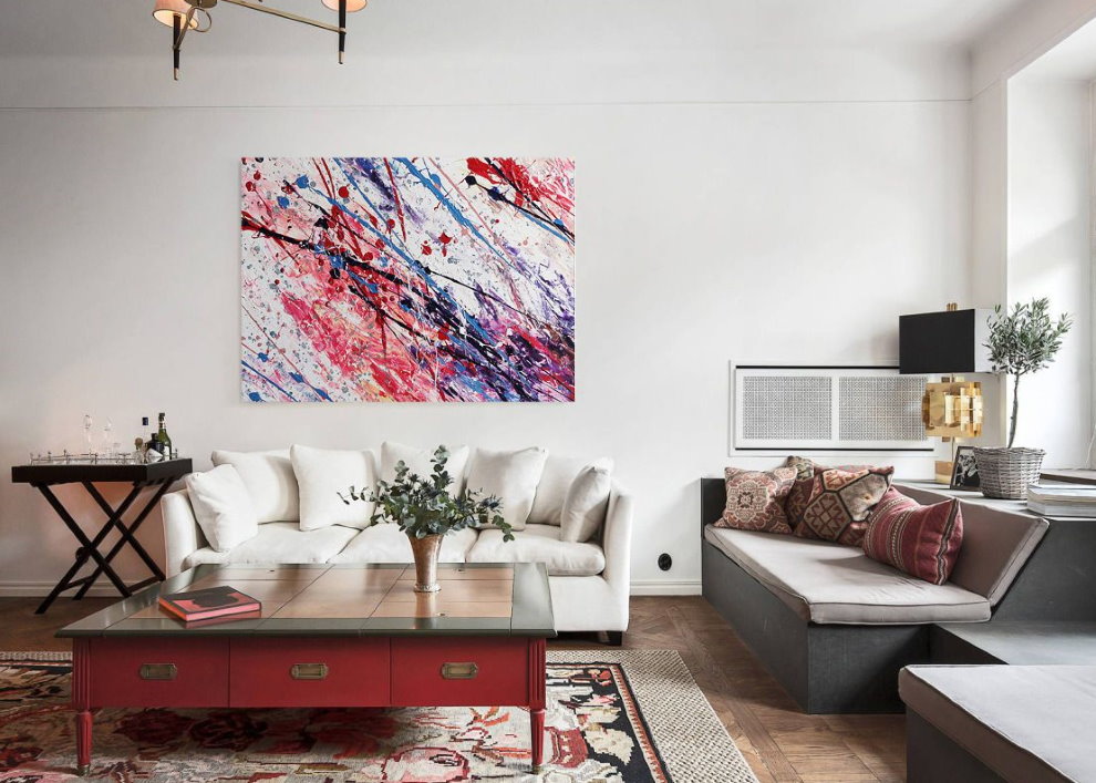 Table basse dans un salon lumineux