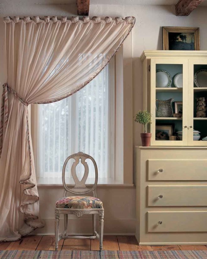 Rideau translucide sur un côté de la fenêtre de la cuisine