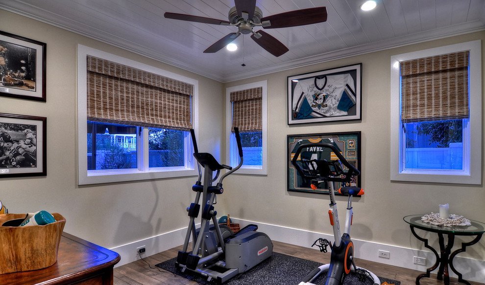 máquina de exercício no canto da sala de estar