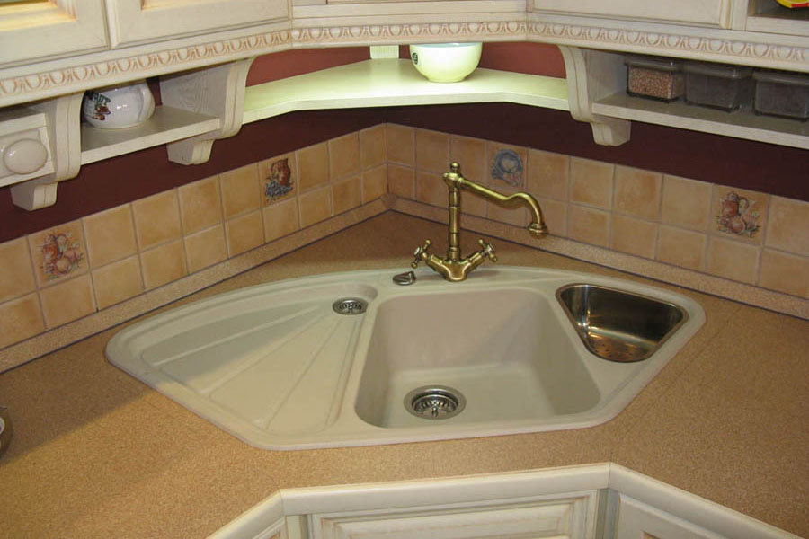 Évier d'angle à trois compartiments