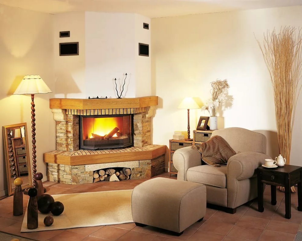 Șemineu în colț în camera de zi a unei case de țară