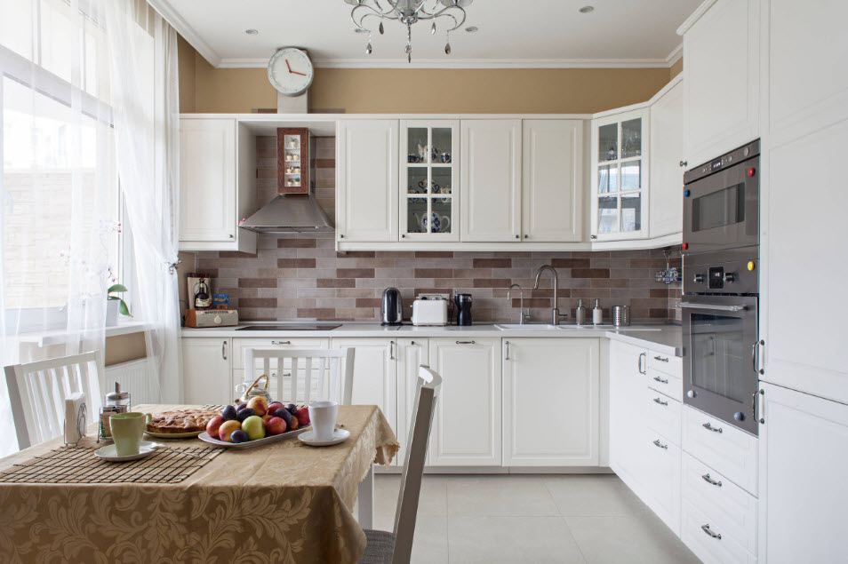 Cuisine d'angle avec table à manger