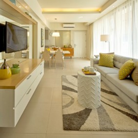 salon étroit dans l'appartement