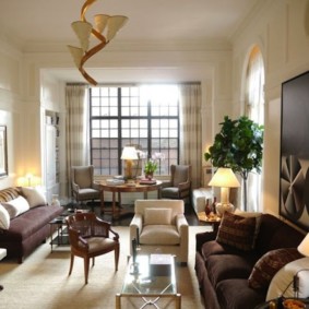 salon étroit dans l'appartement