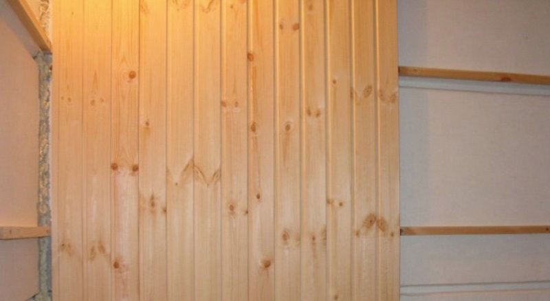 Panneaux en bois sur le mur avec une caisse