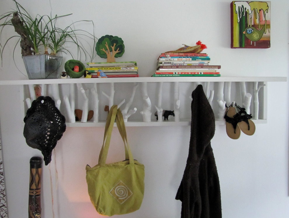 Kleiderbügel aus Zweigen an der weißen Wand des Flurs