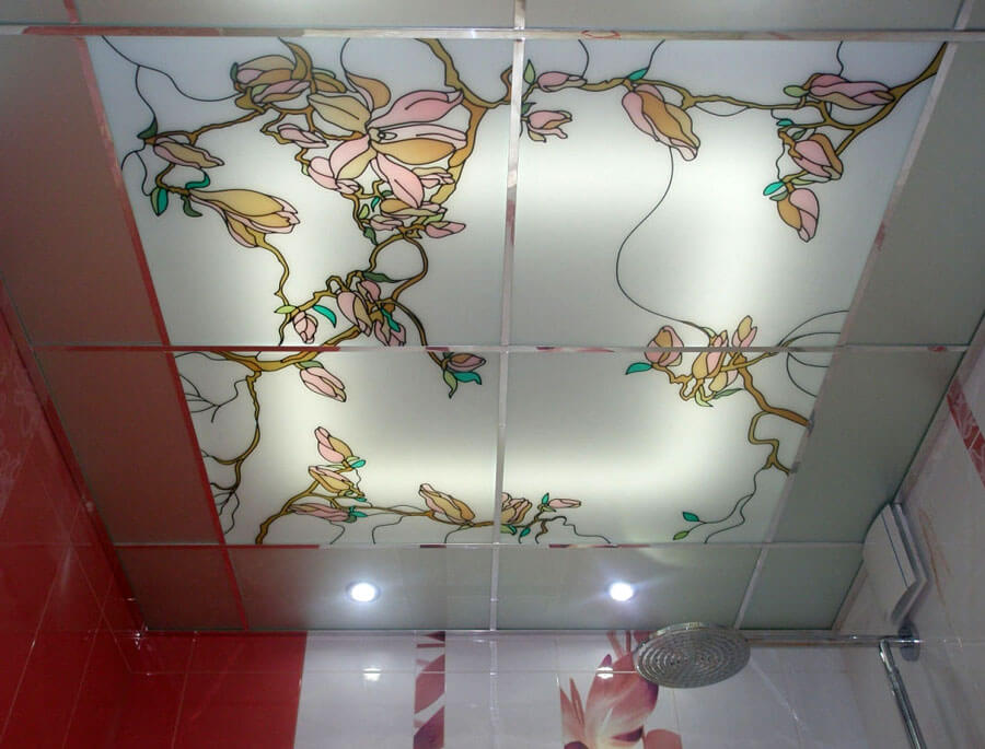 Kính màu trên trần của một phòng tắm nhỏ
