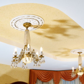 υγρή ταπετσαρία για την οροφή