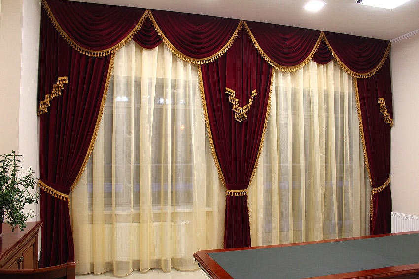 Lambrequins de velours sur la double fenêtre du hall