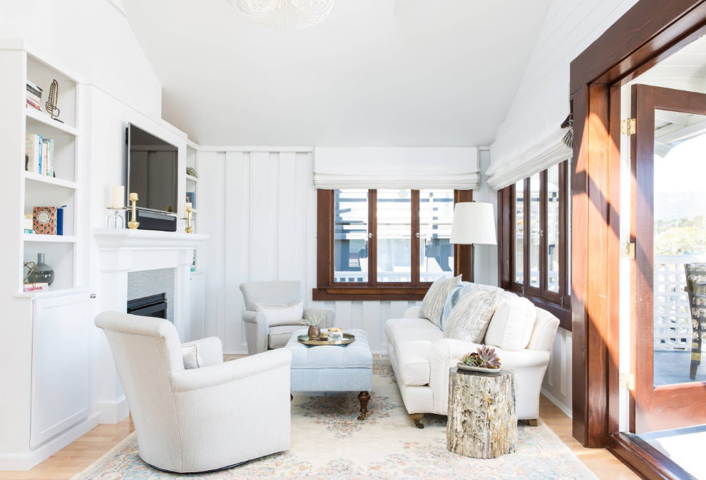 Weiße Wände in einem kleinen Wohnzimmer eines Privathauses