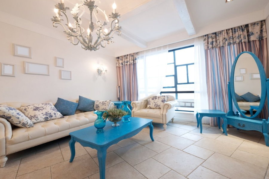 Table bleue dans une chambre beige