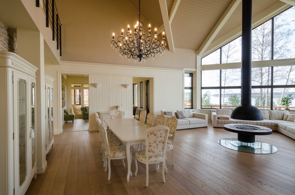 Висяща камина в залата с панорамни прозорци