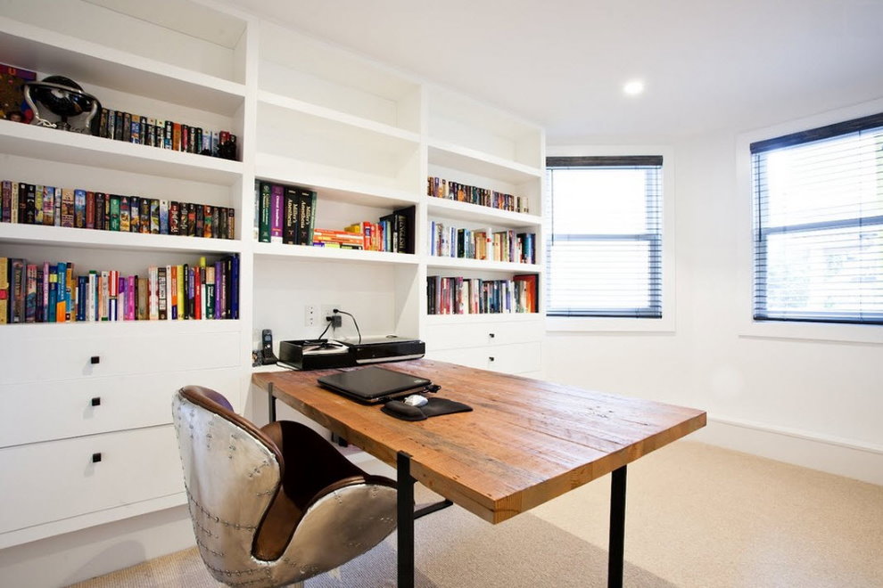 ห้องอ่านหนังสือที่ทันสมัยพร้อมหน้าต่างที่ยื่นจากผนัง