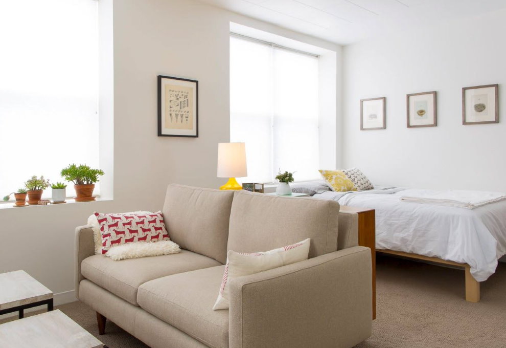 Canapé de séparation dans une pièce lumineuse