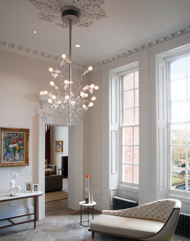 โคมระย้าที่มีสไตล์บนขายาว