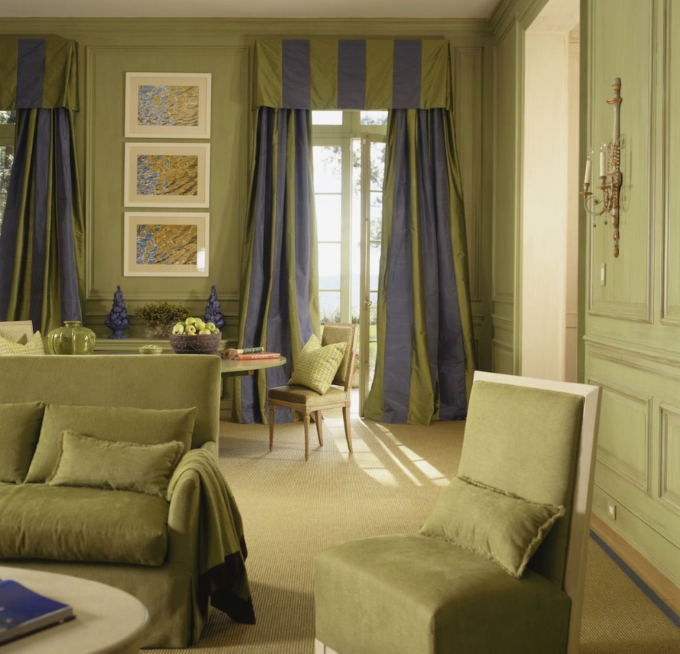 Bandeau rayé sur la porte du salon