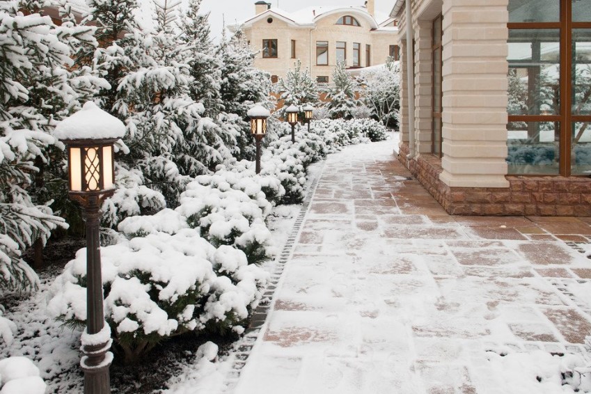 Lanternes de jardin en hiver au chalet d'été