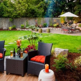 Oreillers rouges sur les meubles de jardin