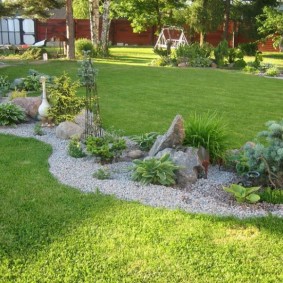 Gravier remplissant un parterre de fleurs de jardin