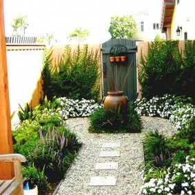 Chemin de gravier de la porte à la maison