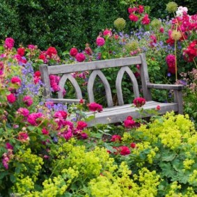 Un endroit confortable pour se détendre dans le jardin