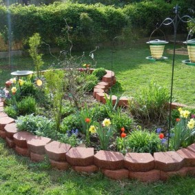 Parterre de fleurs original en carreaux de béton
