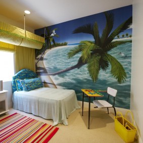 Tapis à rayures au sol de la chambre des enfants