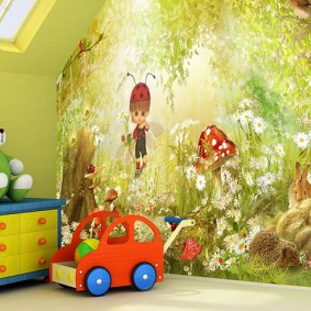 Petite voiture au sol de la pièce