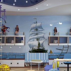 Étagères sur un mur de pépinière