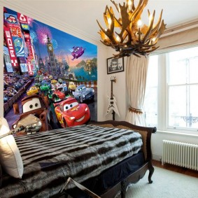 Chauffage blanc sous une grande fenêtre