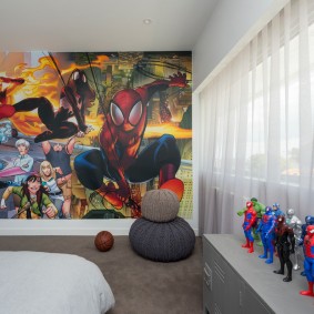 Personnages de dessins animés sur une étagère dans une pépinière