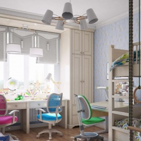 Chaises hautes multicolores pour filles du même âge