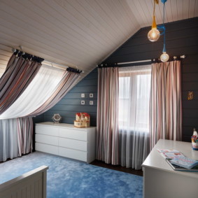 Kinderzimmer im Dachgeschoss eines Privathauses