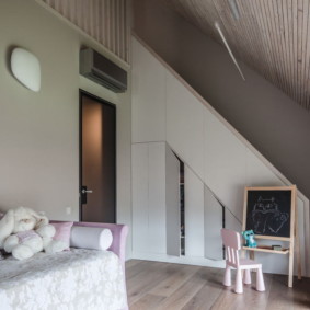 Geneigte Decke in einem Kinderzimmer