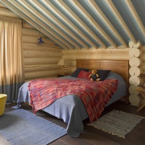 Breites Bett im Kinderzimmer