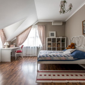 Kinderzimmer für ein Mädchen auf dem Dachboden